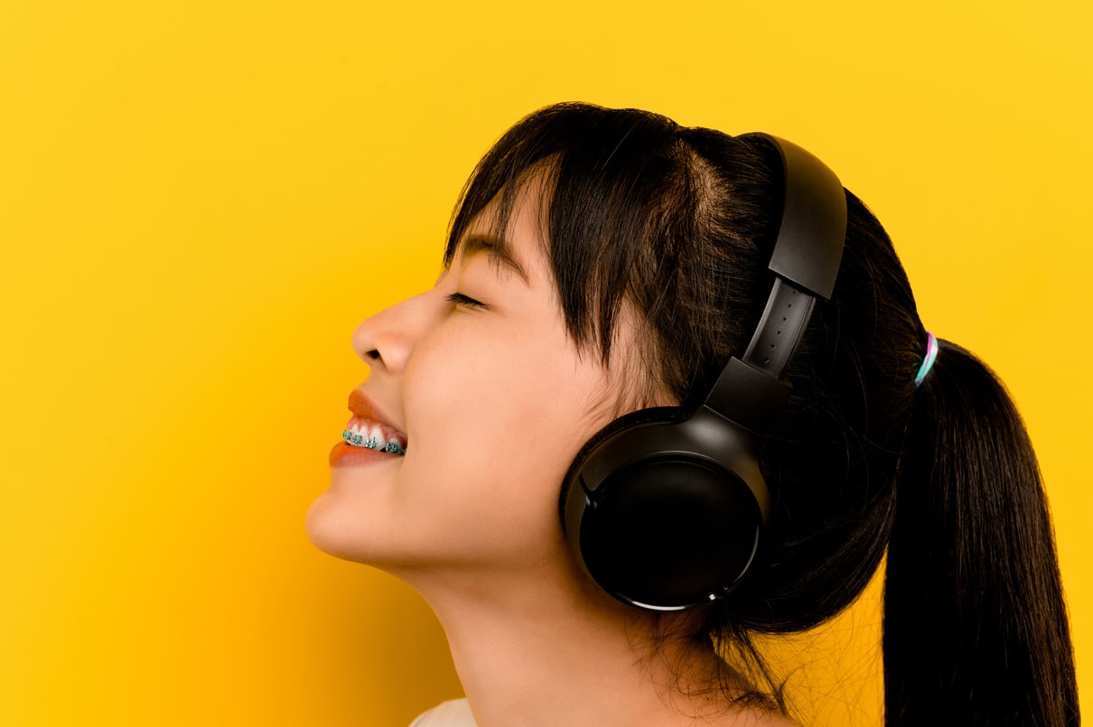 Listen to relaxing music, good mood, lighten the brain, listen to music from monitor headphones. Enjoy listening to music and dancing, music therapy.